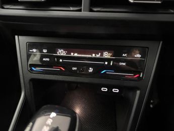Volkswagen Polo 1.0 TSI R-Line DSG (110 ps) - DIGITAL DASH - AIR CON - AUTO HEAD