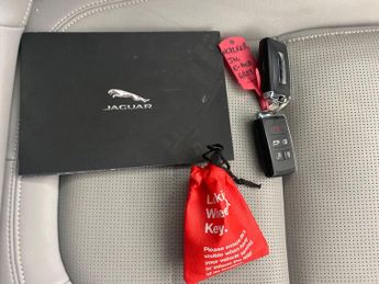 Jaguar E-pace 2.0 D204 MHEV R-Dynamic SE AWD (204 ps) - NAV - BLIND SPOT ASSIS