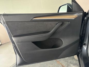 Tesla Model Y (Dual Motor) Long Range 4WDE (384 bhp) - HEATED STEERING - WIFI