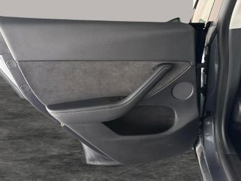 Tesla Model Y (Dual Motor) Long Range 4WDE (384 bhp) - HEATED STEERING - WIFI