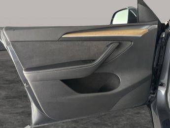 Tesla Model Y (Dual Motor) Long Range 4WDE (384 bhp) - HEATED STEERING - WIFI