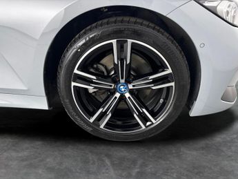 BMW 3 Series 2.0 330e 12kWh M Sport Touring Plug-in (292 ps) - BLACK ROOF RAI