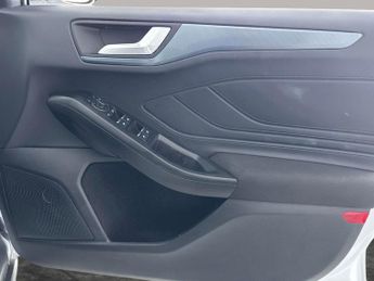 Ford Focus 1.0T EcoBoost MHEV Active X DCT (155 ps) - BLACK ROOF RAILS