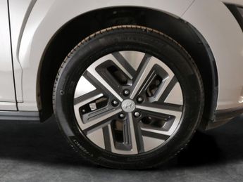Hyundai Kona 64kWh Premium (10.5kW Charger) (204 ps) - KEYLESS ENTRY - LED - 
