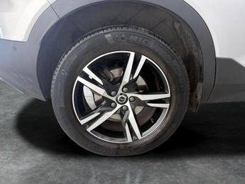 Volvo XC40 2.0 B3 MHEV Plus Dark DCT (163 ps) - HEATED SEATS - CLIMATE PACK