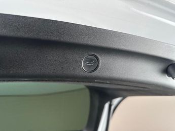 Tesla Model Y (Dual Motor) Long Range 4WDE (384 bhp) - HEATED STEERING - WIFI