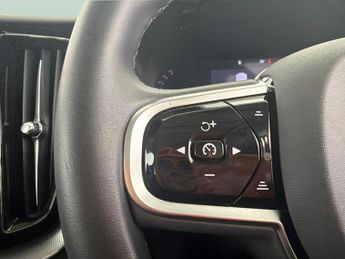 Volvo XC60 2.0 B5 MHEV Plus AWD (250 ps) - CARPLAY - HK AUDIO - KEYLESS ENT