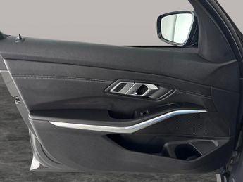 BMW 3 Series 2.0 330e 12kWh M Sport Pro Edition Plug-in (292 ps) - REVERSE CA