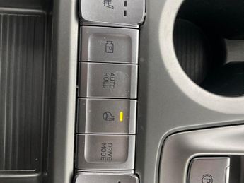 Hyundai Kona 64kWh Premium (10.5kW Charger) (204 ps) - HEATED SEATS - HEATED 