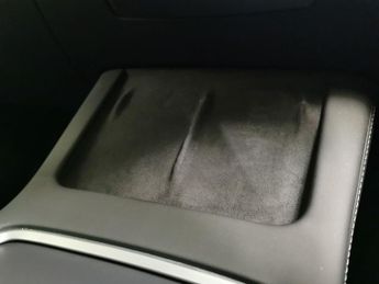 Tesla Model Y (Dual Motor) Long Range 4WDE (384 bhp) - NAV - LEATHER - HEATED 