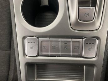 Hyundai Kona 64kWh Premium (10.5kW Charger) (204 ps) - HEATED SEATS - HEATED 
