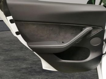 Tesla Model Y (Dual Motor) Long Range 4WDE (384 bhp) - NAV - LEATHER - HEATED 