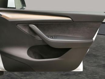 Tesla Model Y (Dual Motor) Long Range 4WDE (384 bhp) - NAV - LEATHER - HEATED 