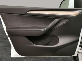 Tesla Model Y (Dual Motor) Long Range 4WDE (384 bhp) - NAV - LEATHER - HEATED 