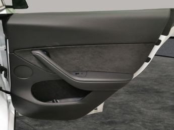 Tesla Model Y (Dual Motor) Long Range 4WDE (384 bhp) - NAV - LEATHER - HEATED 