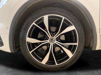 Volkswagen Tiguan 1.5 TSI R-Line DSG (150 ps) - CLIMATE CONTROL - SD CARD MEDIA IN