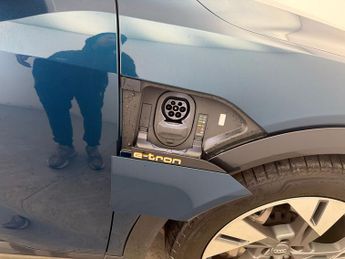 Audi e-tron 55 quattro 95kWh (408 ps) - ADJUSTABLE SUSPENSION - DRIVER MEMOR