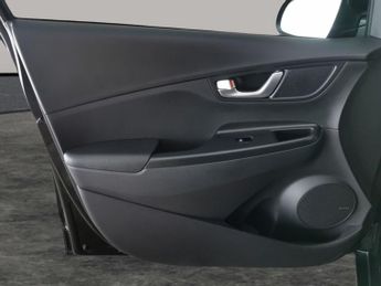 Hyundai Kona 39kWh Premium (10.5kW Charger) (136 ps) - KEYLESS ENTRY - LED - 