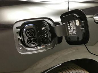 Mercedes-Benz EQC EQC 400 80kWh AMG Line (Premium Plus) 4MATIC (408 ps) - LED - NA