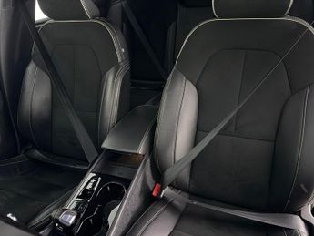 Volvo XC40 1.5h T5 Twin Engine Recharge 10.7kWh R-Design Plug-in (262 ps) -