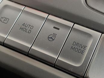 Hyundai Kona 64kWh Premium (10.5kW Charger) (204 ps) - HEATED SEATS - HEATED 