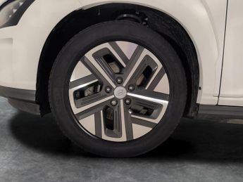 Hyundai Kona 64kWh Premium (10.5kW Charger) (204 ps) - HEATED SEATS - HEATED 