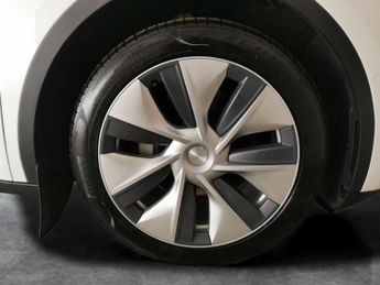 Tesla Model Y (Dual Motor) Long Range 4WDE (384 bhp) - ENH AUTOPILOT - HEATED 