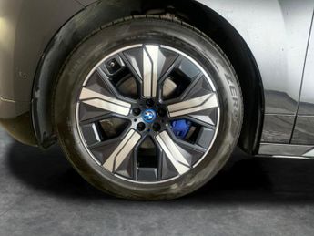 BMW iX 50 111.5kWh M Sport xDrive (11kW Charger) (523 ps) - GESTURE CON