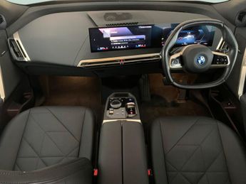 BMW iX 50 111.5kWh M Sport xDrive (11kW Charger) (523 ps) - GESTURE CON