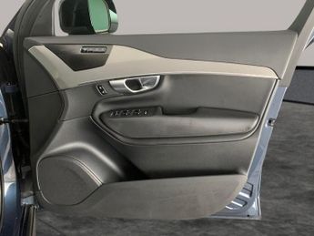 Volvo XC90 2.0h T8 Recharge 18.8kWh Plus Plug-in 4WD (455 ps) - ADAPT CRUIS