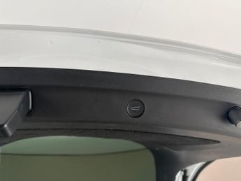 Tesla Model Y SUV RWD (346 ps) - HEATED STEERING - WIFI - BLIND SPOT ASSIST
