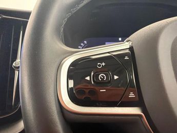 Volvo XC60 2.0 B5 MHEV Plus AWD (250 ps) - CARPLAY - HK AUDIO - KEYLESS ENT