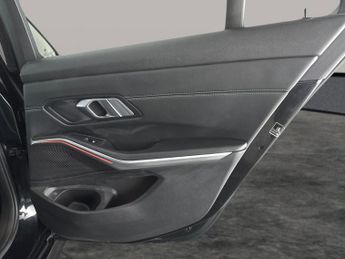 BMW 3 Series 2.0 330e 12kWh M Sport Touring Plug-in (292 ps) - ADAPTIVE LIGHT
