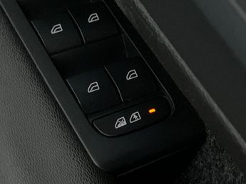 Volvo XC40 1.5h T4 Recharge 10.7kWh Core Plug-in (211 ps) - HEATED SEATS