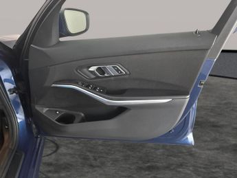 BMW 3 Series 2.0 330e 12kWh SE Pro Plug-in (292 ps) - PERFORMANCE CONTROL