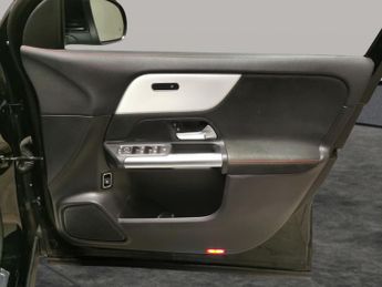 Mercedes-Benz EQA EQA 250+ 70.5kWh AMG Line (190 ps) - ADAPTIVE LIGHTS - HEATED LE