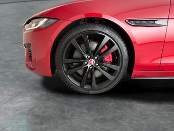 Jaguar XE 2.0 D200 MHEV R-Dynamic Black (204 ps) - LANE DEPARTURE  - WIFI 
