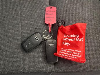 Toyota Corolla 1.8 VVT-h Design CVT (140 ps) - REVERSE CAM - NAV - HEATED SEATS