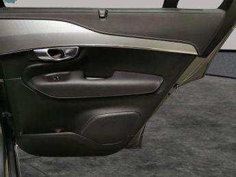 Volvo XC90 2.0 B5 MHEV R-Design 4WD (235 ps) - BLACK ROOF RAILS - KEYLESS E
