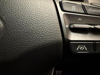 Hyundai Kona 64kWh Premium (10.5kW Charger) (204 ps) - LED - REVERSE CAM - NA