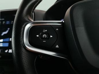 Volvo XC40 2.0 T4 R-Design (190 ps) - SENSUS SAT NAV - BLACK ROOF RAILS - P