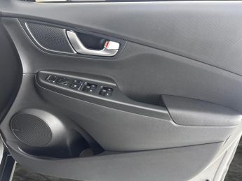 Hyundai Kona 64kWh Premium (10.5kW Charger) (204 ps) - UPGRADED SOUND - LED
