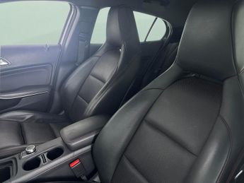Mercedes-Benz GLA 2.1 GLA220d AMG Line (Premium) 7G-DCT 4MATIC (170 ps) - PREMIUM 