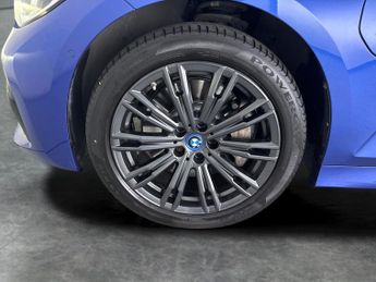 BMW 3 Series 2.0 330e 12kWh M Sport Touring Plug-in xDrive (292 ps) - BLACK R