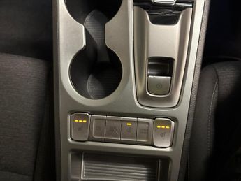 Hyundai Kona 64kWh Premium (10.5kW Charger) (204 ps) - KEYLESS ENTRY - LED - 