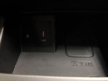 Hyundai Kona 64kWh Premium (10.5kW Charger) (204 ps) - LED - REVERSE CAM - NA