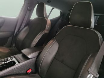 Volvo XC40 2.0 T4 R-Design (190 ps) - SENSUS SAT NAV - BLACK ROOF RAILS - P