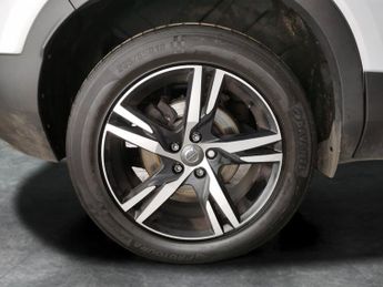 Volvo XC40 2.0 T4 R-Design (190 ps) - SENSUS SAT NAV - BLACK ROOF RAILS - P