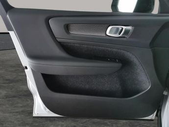 Volvo XC40 2.0 T4 R-Design (190 ps) - SENSUS SAT NAV - BLACK ROOF RAILS - P