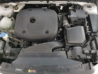 Volvo XC40 2.0 T4 R-Design (190 ps) - SENSUS SAT NAV - BLACK ROOF RAILS - P